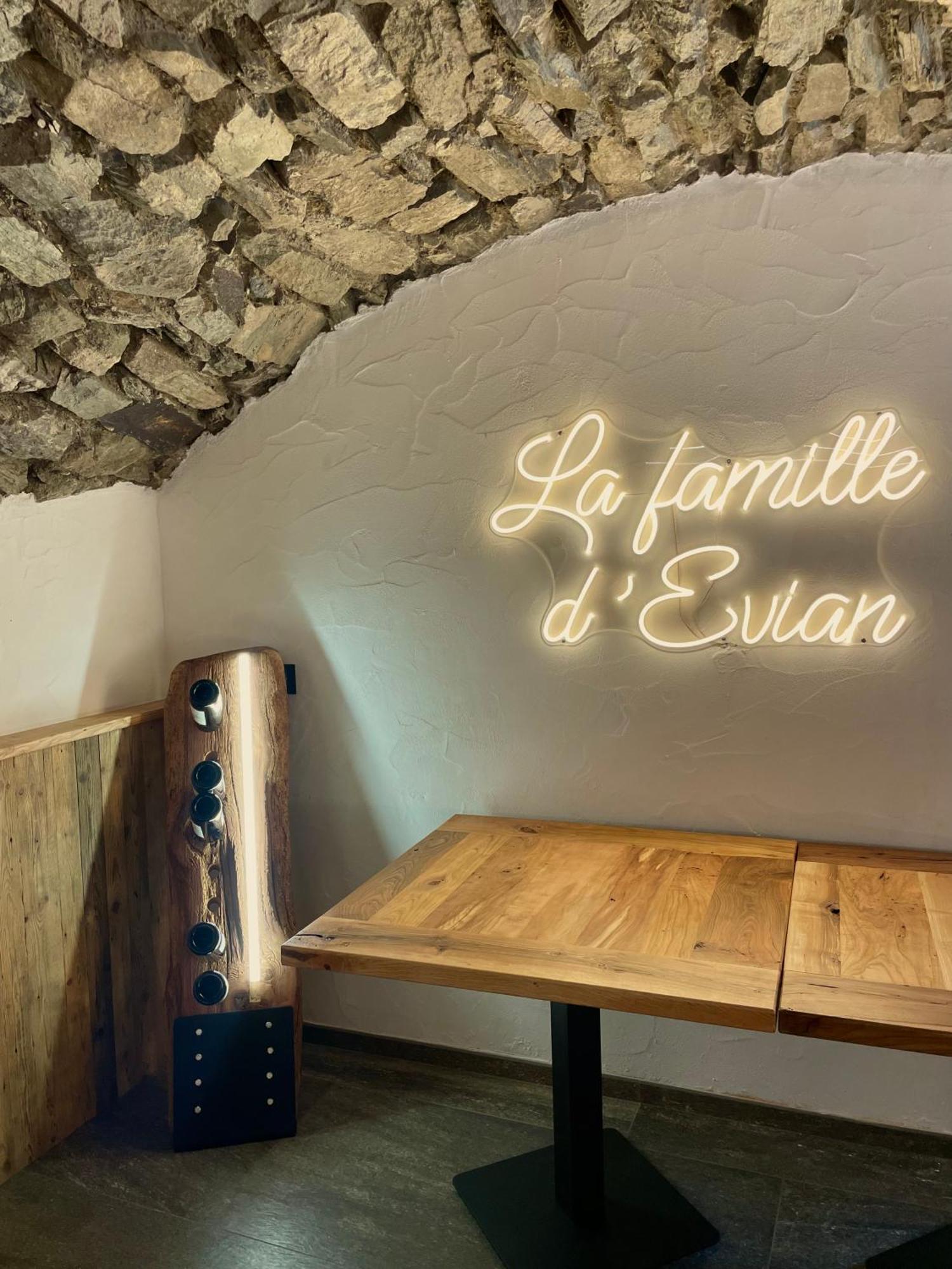 La Famille D'Evian Hotel Villeneuve Kültér fotó
